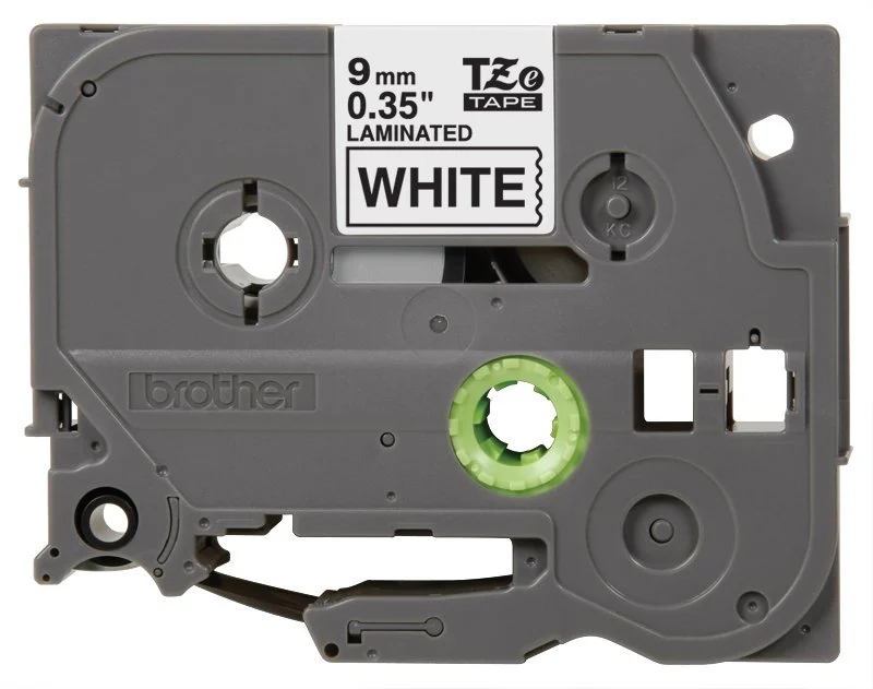Brother - TZe-221 9mm Beyaz üzerine Siyah Laminasyonlu Etiket (TZe Tape)